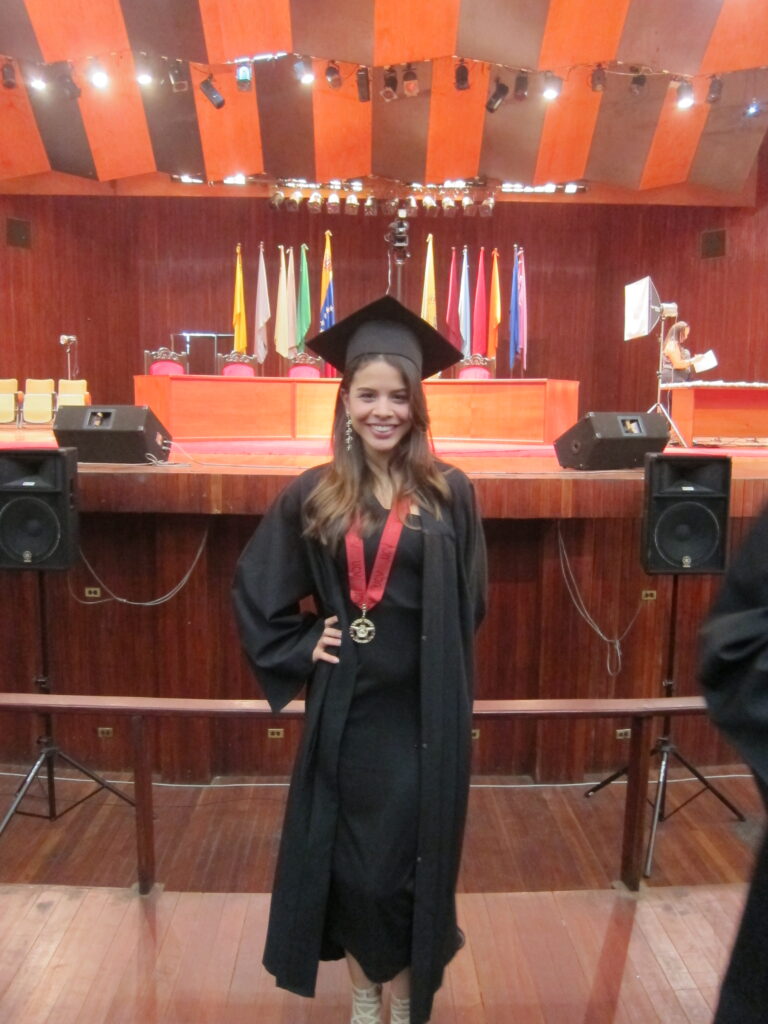 Jessca Arminio con toga y birrete en graduación de administración de la UVC