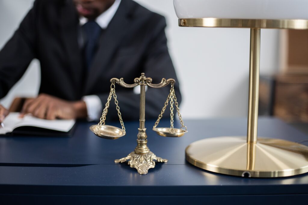 Balanza de equilibro con hombre de traje en un escritorio, escribe articulo balanceado para una redacción SEO en su blog