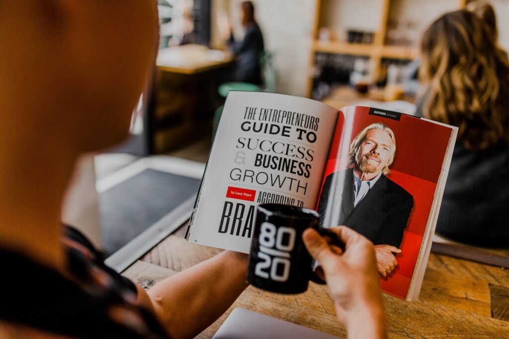 Hombre que lee un libro de como crecer tu negocio. Emprendimiento